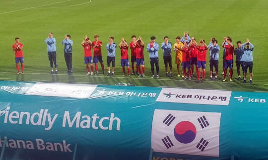 올림픽 축구 국가대표팀 UAE와 평가전서 2-0 승리      (두바이=연합뉴스) 강훈상 특파원 = 신태용 감독이 이끄는 한국 올림픽 축구 국가대표팀이 4일(현지시간) 아랍에미리트(UAE) 두바이의 알샤밥 클럽 스타디움에서 열린 UAE와 평가전에서 2-0으로 승리했다. 경기가 끝난 뒤 선수단이 관중의 환호에 답하고 있다. 2016.1.5      hskang@yna.co.kr  (끝)